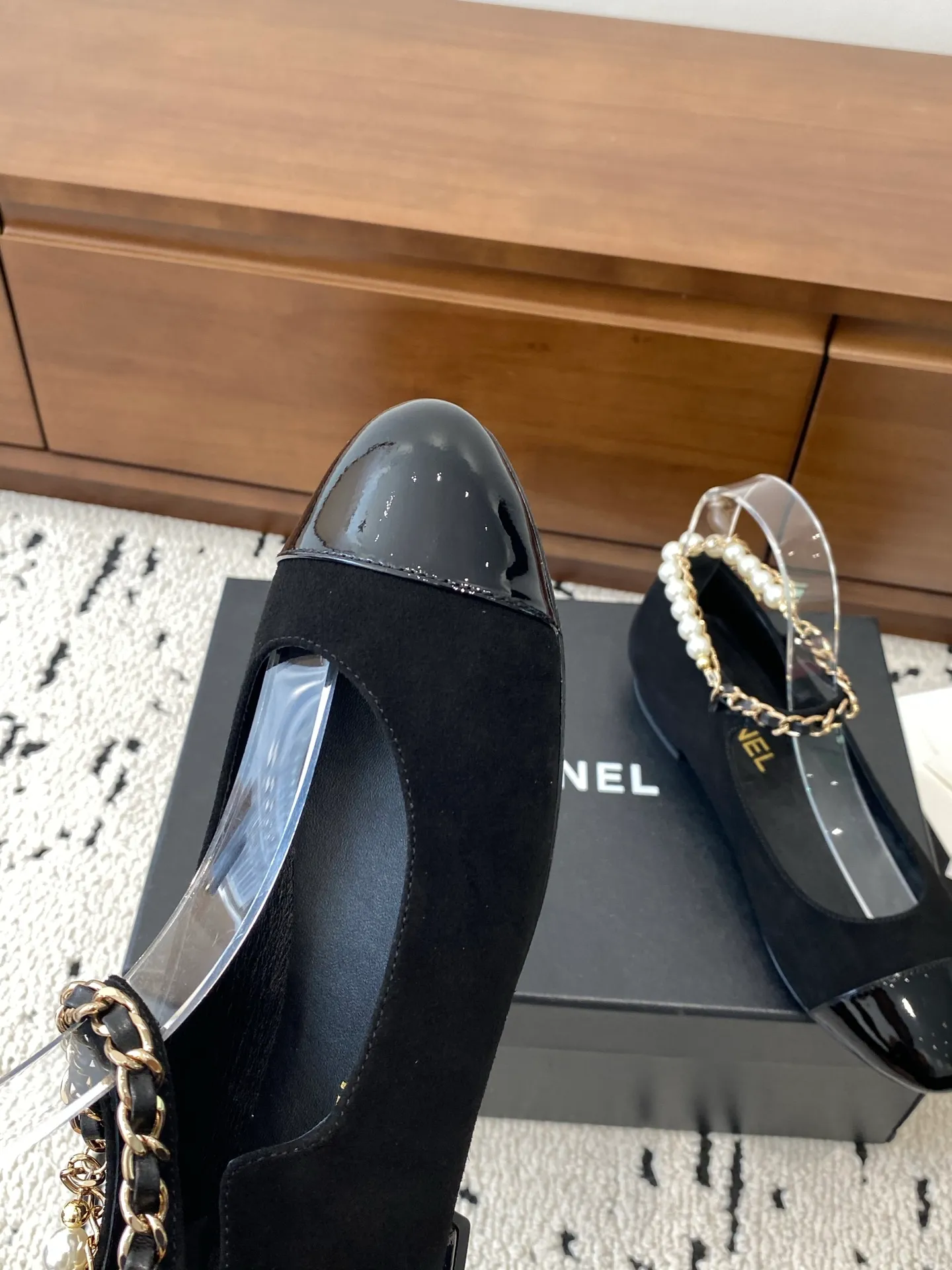 👟👟Ex-factory price 580👟👟 High version 🍀CHANEL2025 new autumn and winter style, Mary Jane leather surface Chanel Xiaoxiang C home flat classic metal chain shoes Comfortable Mary Jane shoes Catwalk haute couture customization, simple yet sweet and playful Solid color fabric is refreshing and easy to put on Buckle design shoes are more heeling Upper: customized sheepskin Inner foot pad: sheepskin Sole: Italian genuine leather sole Size: 35-40 (40 customized, non-refundable) 👉 👉 Buy now👉 Buy now👉 Buy now👉